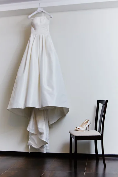 Белая обувь и свадебное платье — стоковое фото