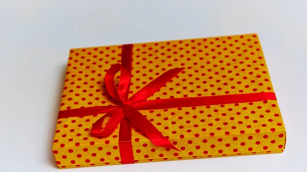 Caja de regalo con cinta sobre fondo blanco — Foto de Stock