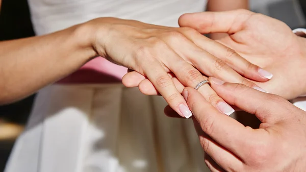 Bruidegom zet ring op de vinger van de bruid — Stockfoto