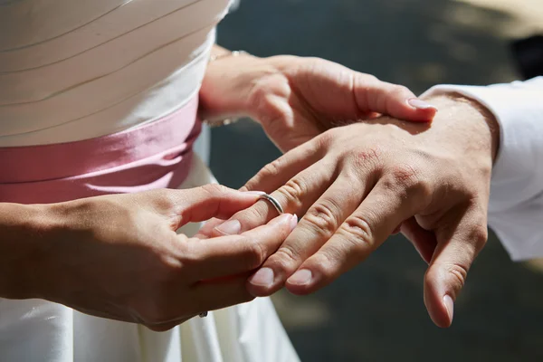 Bruid zet ring op vinger van de bruidegom — Stockfoto