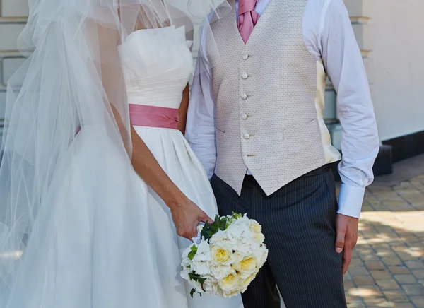 Елегантна наречена і наречений позує разом — стокове фото