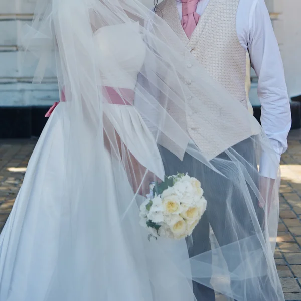Noiva elegante e noivo posando juntos — Fotografia de Stock
