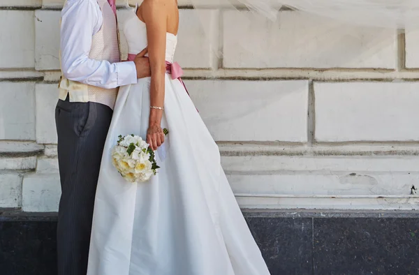 Elegante novia y novio posando juntos — Foto de Stock