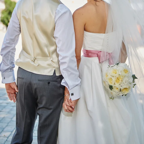 Elegante novia y novio posando juntos Imágenes de stock libres de derechos