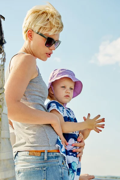 Mor, dotter på yacht. Begreppet familj — Stockfoto