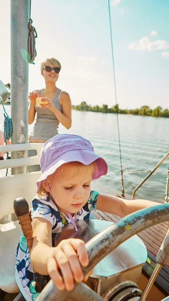 Маленька дівчинка насолоджується їздою на яхті — стокове фото