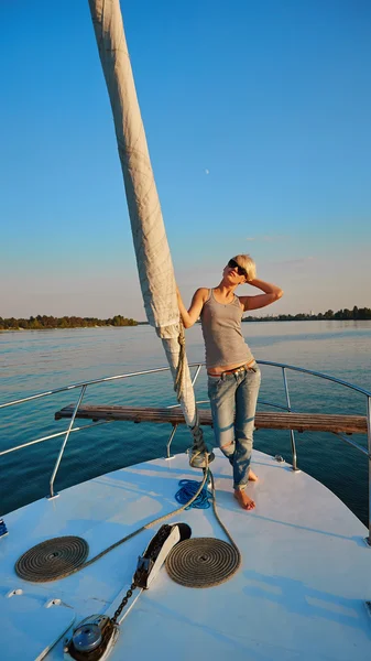 Kobieta w podróży statkiem na zachód słońca — Zdjęcie stockowe