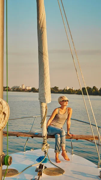 Frau, die bei Sonnenuntergang mit dem Boot unterwegs ist — Stockfoto