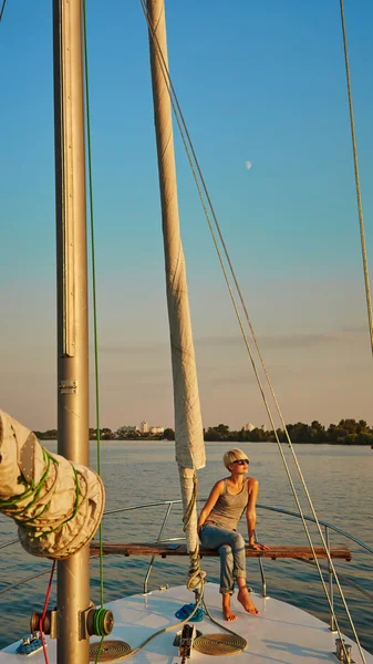 Frau, die bei Sonnenuntergang mit dem Boot unterwegs ist — Stockfoto