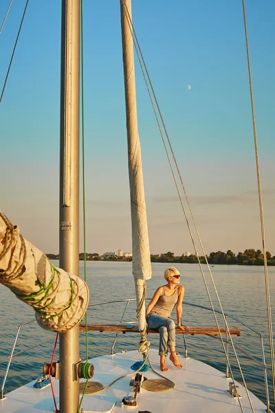 Wanita bepergian dengan perahu saat matahari terbenam — Stok Foto