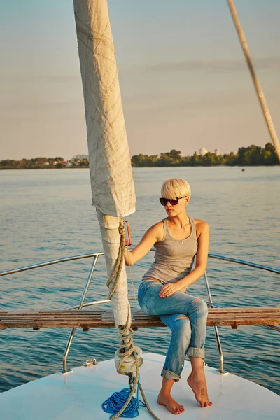 かなり若い女性観光客は、ヨットの上で selfie — ストック写真