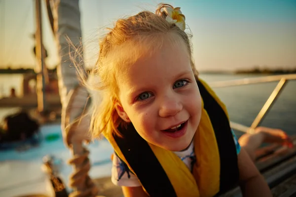 ヨットに乗るを楽しむ少女 — ストック写真