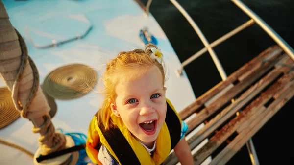 ヨットに乗るを楽しむ少女 — ストック写真