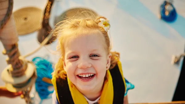 Niña disfrutando de paseo en yate — Foto de Stock