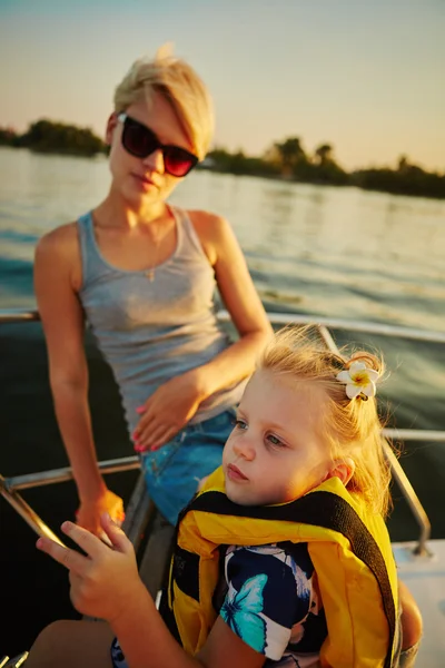 ヨットの上で、母娘は。家族の概念 — ストック写真