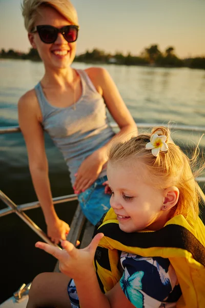 Mamă, fiica pe iaht. Conceptul de familie — Fotografie, imagine de stoc