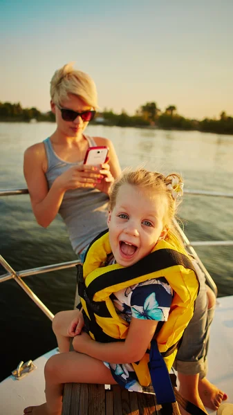 Мати, донька на яхті. Концепція сім'ї — стокове фото