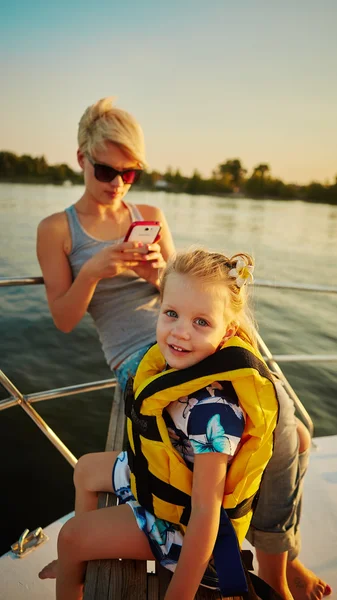 Matka, dcera na jachtě. Pojetí rodiny — Stock fotografie