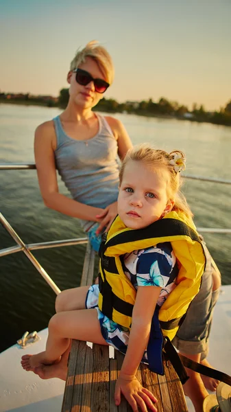 Мати, донька на яхті. Концепція сім'ї — стокове фото