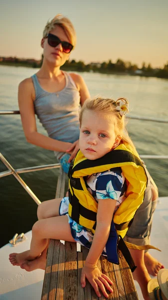 Мама, дочь на яхте. Концепция семьи — стоковое фото