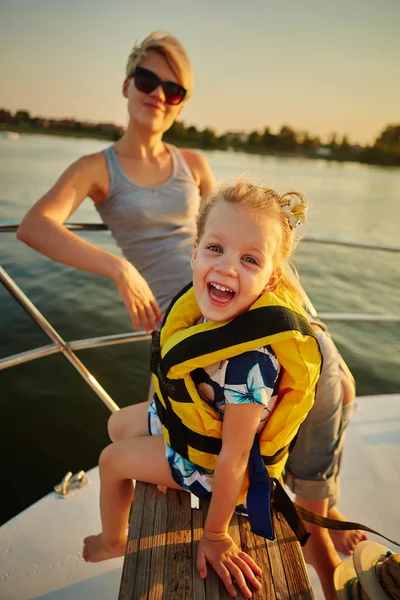 ヨットの上で、母娘は。家族の概念 — ストック写真