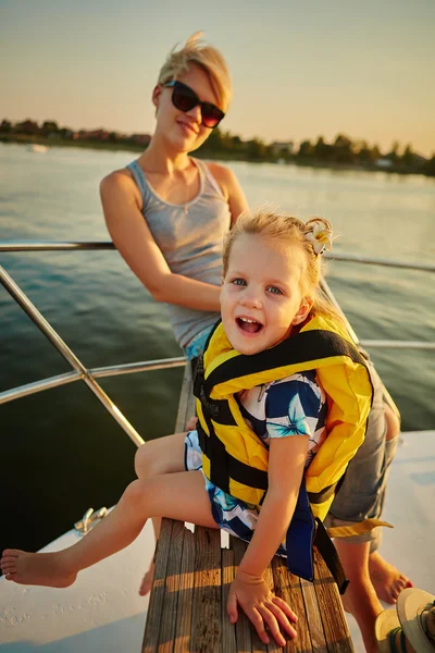 Мама, дочь на яхте. Концепция семьи — стоковое фото