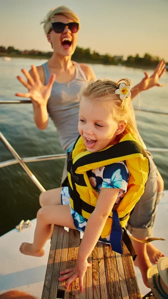 Mor, dotter på yacht. Begreppet familj — Stockfoto