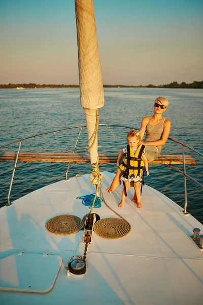 Madre, hija en yate. Concepto de familia — Foto de Stock