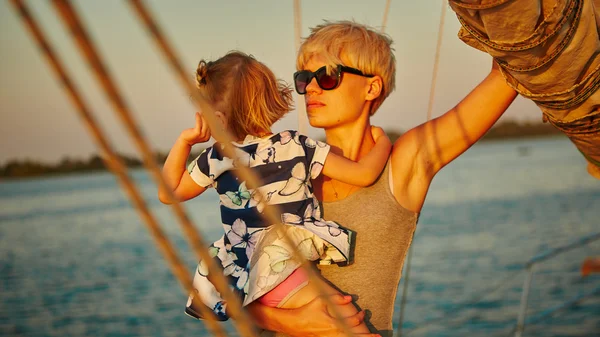Madre, figlia sullo yacht. Concetto di famiglia — Foto Stock