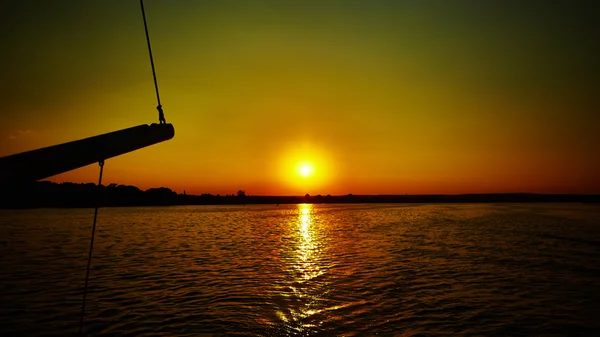 夕暮れ海帆ボート グライダー — ストック写真