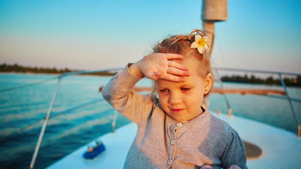 Маленька дівчинка насолоджується їздою на яхті — стокове фото