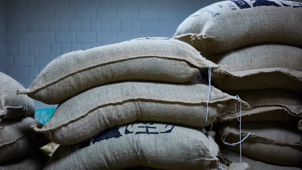 Pila de sacos de arpillera con granos de café —  Fotos de Stock