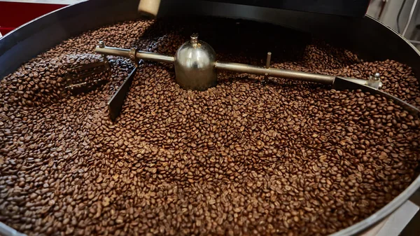 Freshly roasted coffee beans — Stock Photo, Image