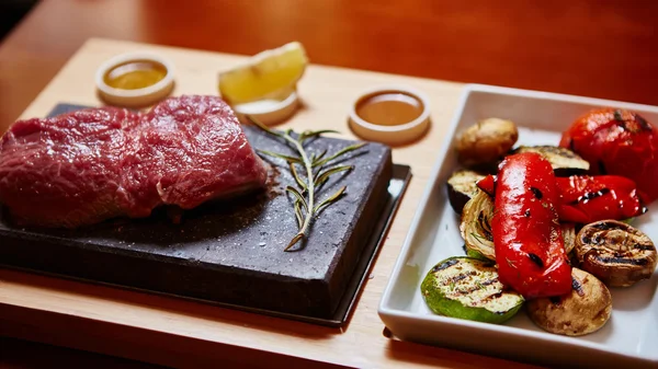 Viande grillée sur étone aux légumes — Photo