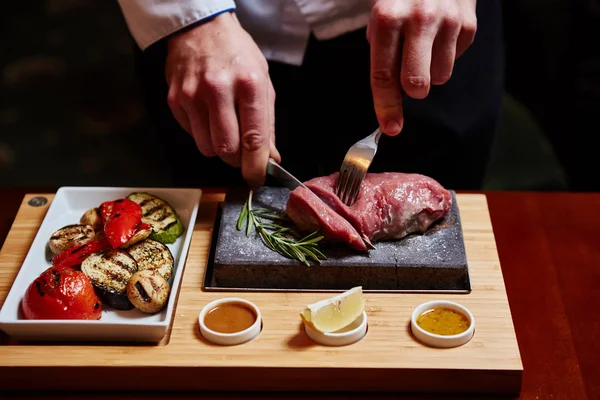 Mięso z grilla na astone z warzywami — Zdjęcie stockowe