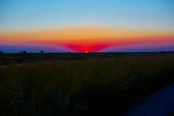 Magnifique coucher de soleil dans la steppe — Photo