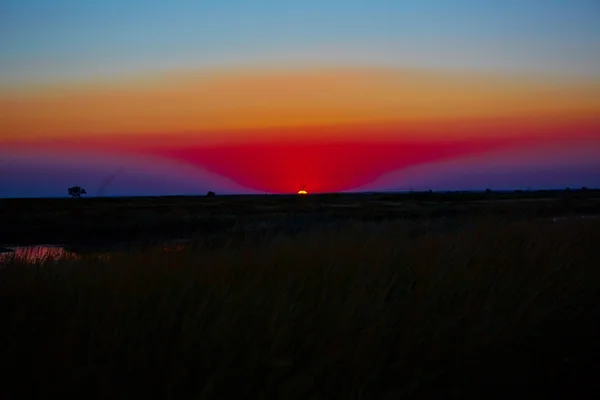 Magnifique coucher de soleil dans la steppe — Photo