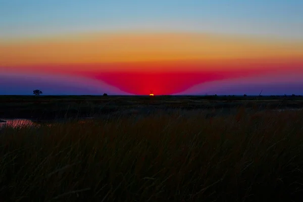 Красивий захід сонця в степу — стокове фото