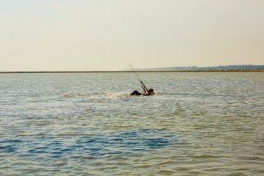 genç kadın uçurtma sörfçü