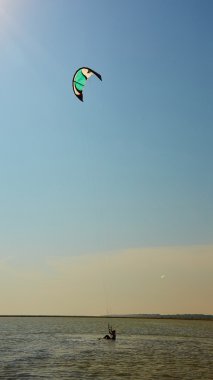 genç kadın uçurtma sörfçü