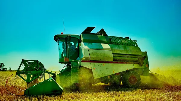 Mähdrescher erntet am Sommertag Weizen. — Stockfoto