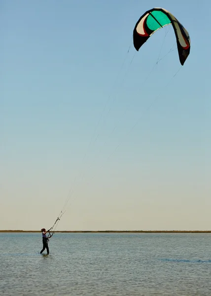 Ung kvinna kite-surfare — Stockfoto