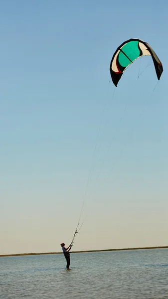 Ung kvinna kite-surfare — Stockfoto