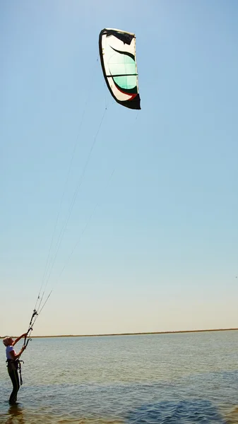 Jeune femme kite-surfer — Photo