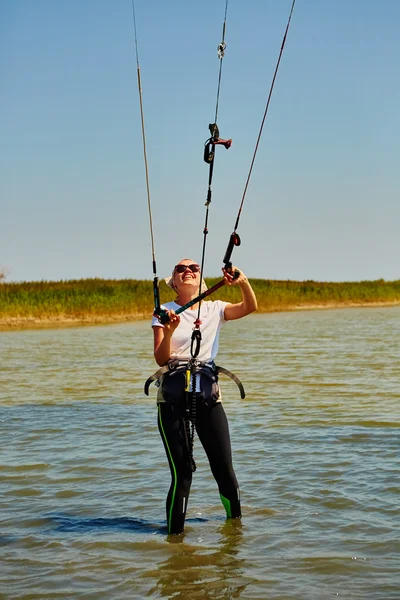 Mladá žena kite surfaře — Stock fotografie