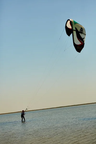 Jonge vrouw kite-surfer — Stockfoto