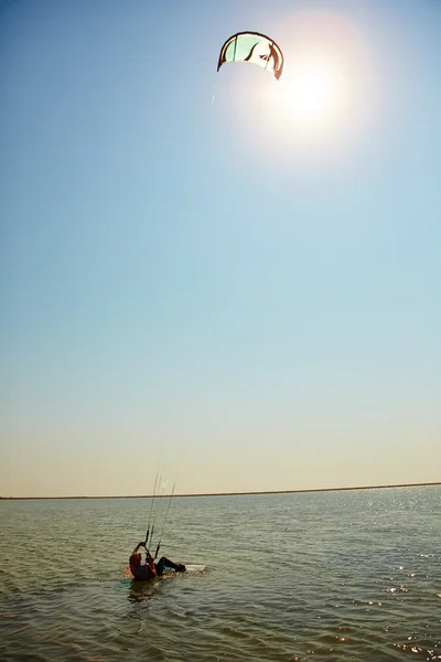 Mladá žena kite surfaře — Stock fotografie