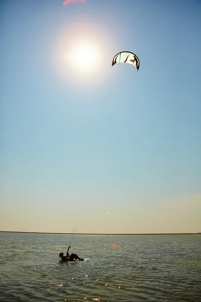 Jeune femme kite-surfer — Photo