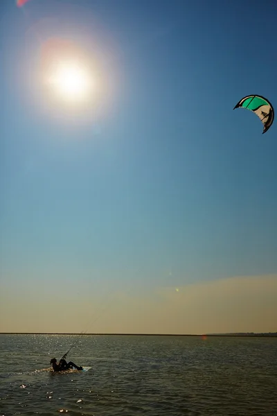 Jeune femme kite-surfer — Photo