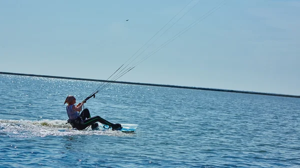Ung kvinna kite-surfare — Stockfoto